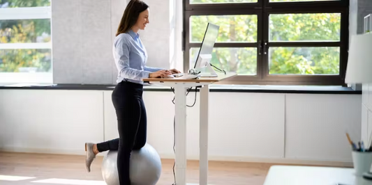 Travailler debout en télétravail : Les bienfaits d'une posture dynamique pour la productivité et la santé