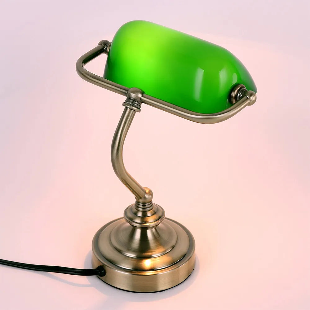 Lampe de banquier verte pour bureau ( ) - Lampes Digital noWmad - Matériel télétravail : Équipez-vous pour une expérience 2.0 ! Équipements et accessoires de bureau pour un télétravail confortable, efficace et flexible. Aménagez votre espace et gagnez en ergonomie. Casques, chaises, sous-mains, mouse jigglers... Exploitez tout le potentiel du travail à distance pour trouver votre équilibre, en voyage comme à la maison.