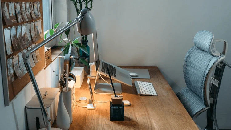 73% des salarié(e)s ne disposent pas d'un espace dédié et adapté pour le home office : pour faire rimer télétravail et confort, une installation ergonomique s’impose.