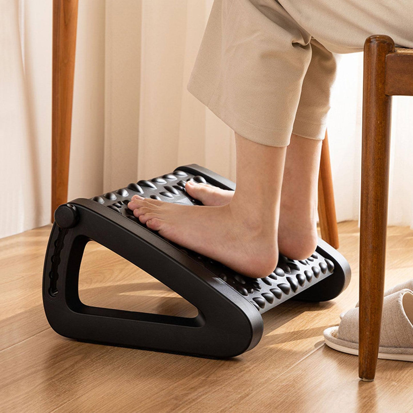 Repose pieds réglable et massant ( ) - Accessoires pour sièges de bureau digital noWmad - Matériel télétravail : Équipez-vous pour une expérience 2.0 ! Équipements et accessoires de bureau pour un télétravail confortable, efficace et flexible. Aménagez votre espace et gagnez en ergonomie. Casques, chaises, sous-mains, mouse jigglers... Exploitez tout le potentiel du travail à distance pour trouver votre équilibre, en voyage comme à la maison.